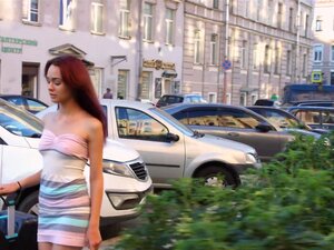 Casual Cutie Sex - Michelle - Slatka Crvenokosa Seks U Velikom Gradu, Michelle Je Izgubljena U Velikom Gradu Lutajući Ulicama S Velikim Koferom I Kartom U Ruci. Srećom, Ovaj Zgodni Stranac Nudi Joj Pomoć I čak Je Poziva Da Provede Neko Vrijeme Kod Nje