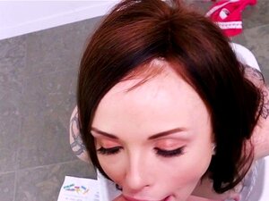 Алт риба плаћа електричара пушењем и јебачином. Алт спинер риба Chloe Carter у доњем вешу мастурбира на машини за веш док је електричар шпијунира, а онда му плаћа рачун са гускастим пушењем и јеботе из перспективе