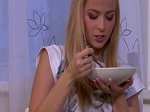 Trova La Sua Vecchia Mamma Che Scopa La Sua Fresca Fidanzata