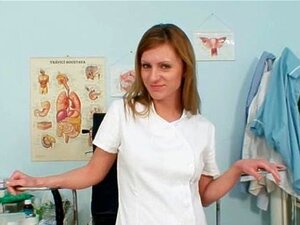 Бурсе Викторија ставља разне предмете у своју пичку