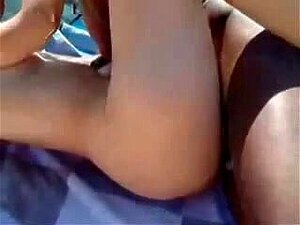 Mijn Geile Vrouw Heeft Plezier Met Een Zwarte Vreemdeling Op Het Strand