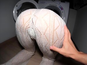 Przyrodnia Siostra Zwabiła Mnie Swoim Okrągłym Tyłkiem. Mój Duży Uchwyt Wypełnił Ją Namoczone Przysłony