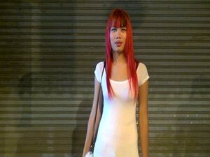 Umocniony Tajski Ladyboy Z Różowym Wytryskiem