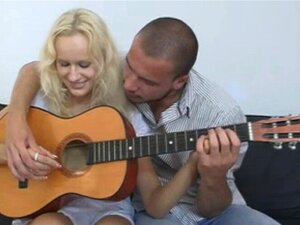 Dečkov Polubrat Liže Joj Sočnu Pičku, A Zatim Je Jebe