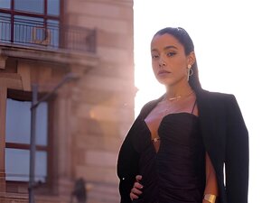 Atemberaubendes Dessous-Model Trägt Kurzes Schwarzes Kleid Beim Sonnenaufgangs-Fotoshooting ASHY EXCLUSIVES