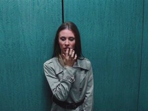 Ситна слаткица гута сперму. Ситна слаткица пуши и јаше курац и гута сперму