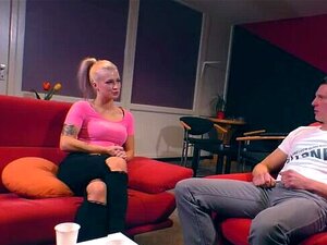 Laiha Saksalainen Blondi Tatuoitu Narttu Pienillä Tisseillä Panee