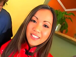 Kuumaa Kolmen Kimppaa Söpön Aasialaisen Beiben Kanssa, Kaksi Kiimasta Jätkää Raastoi Yhden Pienen Aasialaisen Huoran. He Panivat Hänen Persettään Todella Kovaa Ja Antoivat Hänelle Kasvohoidon Kolmen Kimppavideon Lopussa