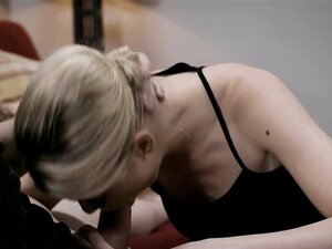 Ciężko Pracująca Pokojówka Terroryzowana Przez Pasierba Właścicieli Domów. Ciężko Pracująca Pokojówka Anny Aurora Terroryzowana Przez Pasierba Właścicieli Domów, Który Wziął Rok Urlopu Na Studiach I Nie Ma Nic Lepszego Do Roboty