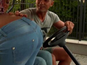 Driemansdames Geneukt En Bespoten In Jacuzzi