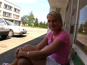 Hardcore-Ficken Am Bahnhof. Freche Babe Gibt Einen Wilden Blowjob Am Bahnhof