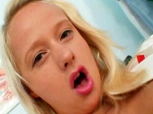 Super Sexy Blonde Verpleegster Speelt Met Haar Rare Kutlipje