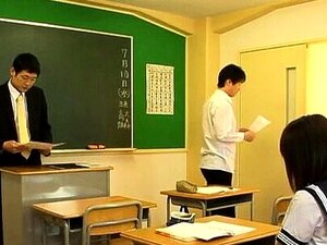 Orientalisches Schulmädchen Zieht Sich Im Gewand Der Natur Aus Und Wird Gefistet