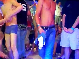 Süßer Junge Schwule Sexfrau, Sie Stellen Sich Wie Sardinen Auf Der Bühne Auf Und