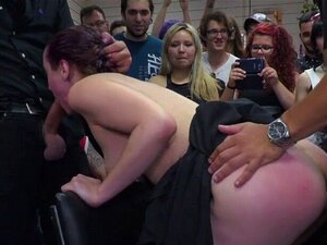 Arsch-verstopfte Sklavin In Der Öffentlichkeit Gefickt. Nackte Brüste Brünette Sklavin Aragne Spicy Wird In Der Öffnung Von Der Herrin Gewürgt Und Dann Bei Friseuren Voll Mit Menschenmenge Wird Kehle Und Muschi-Gruppe Gefickt