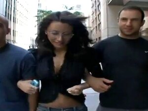 Врућа курва ради са два курца