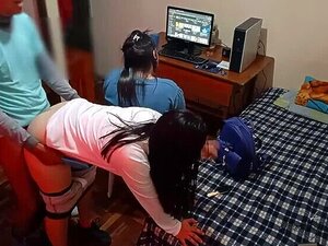 Cuckold Vrouw Praat Met Haar Vriendin Terwijl Ik Haar Van Achteren Neuk: Mijn Vrouw Is Haar Haar Aan Het Repareren Terwijl Ik Gebruik Maak Van Haar Rijke Vriend, Ik Stop Mijn Grote Lul In Haar En Ik Neuk Haar Keihard Zonder Geluid Te Maken