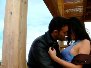 Клаудија воли да се јебе напољу, моја другарица Клаудија је гадна и луда - воли да јебе где има шансе да буде откривена. Кравата са мојим пријатељем Дидаком и њен шупак пружили су искуство које нећеш заборавити дуго времена. са њиховим укусним малим белим