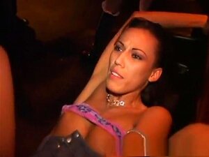 Невероватна порно звезда у најбољој стварности, фацијални порнић, Сузи је навикла да је ударају стари знојави момци у баровима и тако је било олакшање за њу да коначно добије неке слатке млађе момке из братства који су још увек имали све зубе. Толико је к