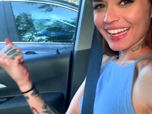 A Skatista Tatuada Vanessa Vega Em Público Fazendo Skate E Gozando