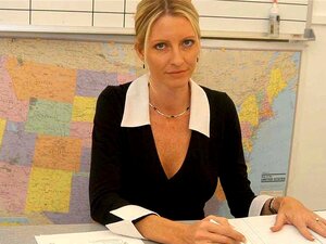 Emma Starr I Min Första Sexlärare, En Av Mrs. Starrs Elever Kom In För Att Se Om Han Kunde Prata Med Henne Om Sitt Betyg. Han Har Det Lägsta Betyget I Klassen Och Hans Senaste Testresultat Hjälper Honom Inte Mycket. Han Behöver Få En 3.0 Eller Så är Hans 