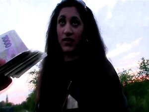 La Ragazza Europea Della Porta Accanto Con Una Tangente