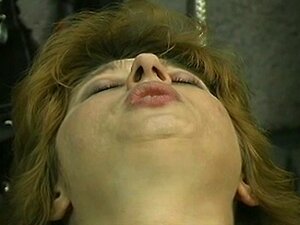 Gorąca Blondynka Jest Wiercona Wszelkiego Rodzaju Zabawkami Na Stole