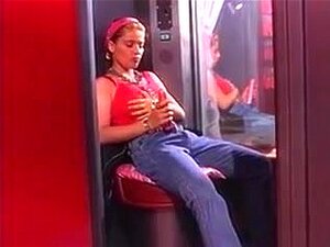 Tuore Mimmi Sormeilee Herkullista Märkää Pilluaan., Kaunis Tuore Mimmi Näyttää Upealta Levittäessään Seksikkäitä Jalkojaan Ja Sormeillessaan Herkullista Märkää Pilluaan