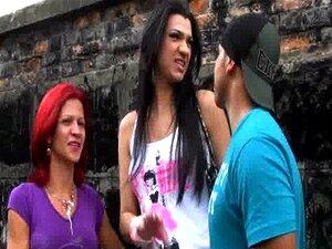 Прелепе лејди-дечаци се љубе