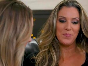 Nauti Himokkaasta Mausta, Kun Kayla Tutkii Kateen Upeita Käyriä Ja Herkullisia Aarteita. Koe Aistillinen Nautinto, Joka Jättää Sinut Anelemaan Lisää.