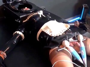 Гумена лутка АнгелицаБелла курац скроман и задиркиван од стране Мадаме Ц