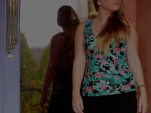 Cali Hayes Saa Lastin Kuumaa Tahmeaa Spermaa Vanhalta Ystävältään Suihkussa, Jossa Hän Oli, Kun Hän Jää Kiinni Leikkimästä Itsensä Kanssa. Hän Antaa Toisen Kaverin Saada Parhaansa Suihkussaan