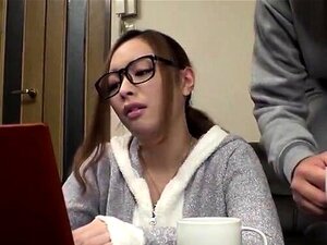 Duik In De Verleidelijke Wereld Van Een Hete Aziatische Porno-ster Tijdens Een Intensieve En Ruige Ontmoeting. Geniet Van Adembenemend Plezier En Een Spetterende Climax Die Je Doet Verlangen Naar Meer.