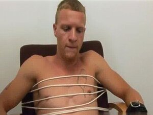 Gorący Gej To Sprawia, że Bondage Jest Tak Zabawne, że Możesz Prowadzić Faceta