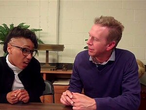 ¡Chica Geek Se Llena Doblemente Y Se Empapa Con Cargas De Semen! ¿Qué Tiene Que Hacer La Chica Más Nerd Del Mundo Para Echar Un Polvo Por Aquí? ¡¿¿!???! ¡Una Orgía, Por Supuesto! ¡Nikki Darling Es La Nerd Definitiva Y Está Hambrienta De Una Buena Polla! ¡