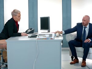 Krótko Ostrzyżona Kobieta Uwiodła Swojego Pracownika - Ryan Keely, Johnny Sins