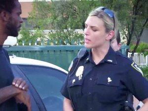 Polizist lässt sich von der blonden Milf im Freien blasen