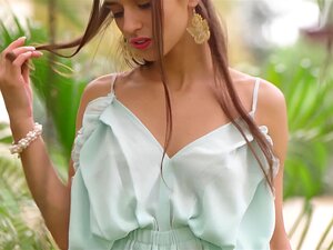 Савршен модел цуре са великим сисама показује вруће тело и позира потпуно гола на отвореном