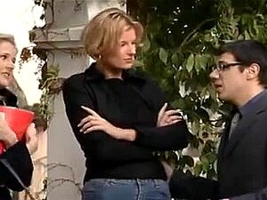 Две златокосе лепотице деле један велики курац, две прелепе плаве слаткице добијају тврдо јебање од узбуђеног момка у овом тројцу и завршава се свршавањем по лицу