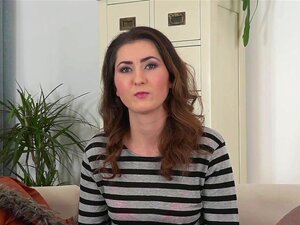 Cycatka Amatorka Zabawia Się I Pieprzy Na Castingu Z Dużymi Cyckami, Europejska Brunetka Amatorka Zdejmuje Bieliznę Na Castingu, Potem Masturbuje Się Dildo I Ssie Kutasa Fałszywemu Agentowi, A Potem On Wali Jej Cipkę Do Wytrysku Z Dużymi CYCKAMI
