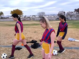 Тренер Боби је запањен, откривши не само себе, већ и три голе девојке које сисају његов члан у друштву Цутиес Цоцо, Авери и Диане. Срећник Бобби јебао њихове уске пичке једну по једну и завршио