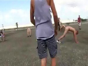 Crazy College Hazing Odbywa Się Na Plaży
