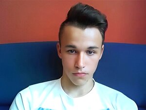 Пољска Слатки Дечко Са Супер Врућом Розе Гузицом, Пољска Слатки Деčko Са Супер Врућом Ружичастом Гузицом На Камери