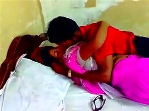 Amantes Indios Apasionados, Chica India Universitaria Linda Apretando Sus Encantadoras Tetas Y Coño, Se Masturba Para Su Amante Y Gime De Placer En Este MMS