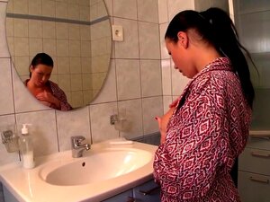 Klaudia Hot, A Deslumbrante Estrela Pornô Em Uma Masturbação Fabulosa, Cena De Sexo Brasileiro. Klaudia Hot é Uma Gostosa Peituda Que Adora Se Limpar No Chuveiro. Depois De Ficar Estridente E Fresca, Ela Seca E Começa A Trabalhar Em Sua Buceta Com Seu Vib
