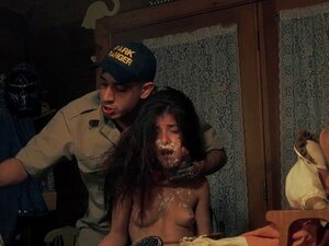 19-jährige Schlampe Wird Von Einem Verrückten Fremden Hart Gefickt. 19-jährige Schlampen Werden Von Einem Verrückten Fremden Auf Dem Tisch Hart Gefickt