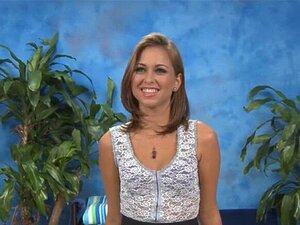 Nue Pour Son Massage Sexuel. Une Jolie Sexy Se Met à Poil Pour Son Massage Sexuel