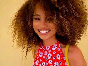 Tirkistelijä Lopettaa Kuuman Rintaliivittömän Eebenpuun Söpöläisen Cecilia Lionin