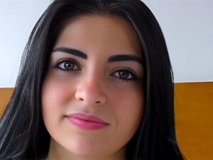 ЦАРНЕ ДЕЛ МЕРЦАДО - Секси бринета коса Леиди Силва је вољна за свој први тројац