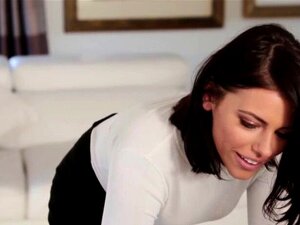 Trgovka Kurvama Jebe Svog Crnog Klijenta. Bogati Crnac Odlučuje Kupiti Kuću I Tako Mu Brineta Brokerica Pruža Poseban Tretman. Skida Se Pokazujući Donje Rublje Kako Zavodi Tipa, A Onda Hvata Njegov Crni Kurac I Puši Ga. Tip Se Toliko Napali I